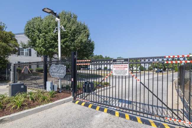 Building Photo - Forest Lake Apartments