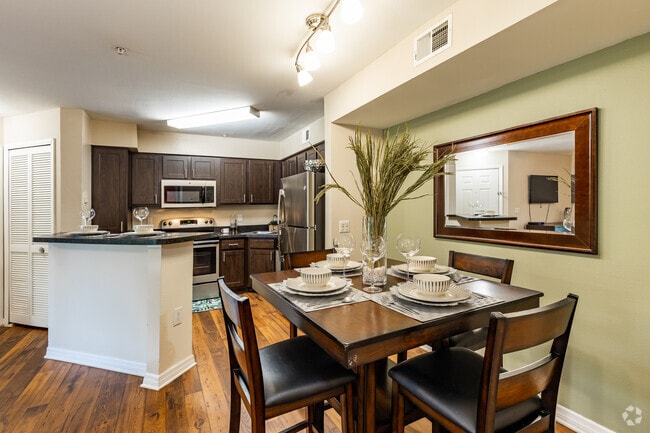 2 BR, 2 BA - 1,020SF