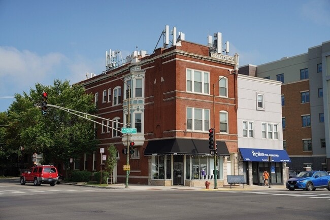 Photo - 3559 N Ashland Ave Apartments Unit M02H
