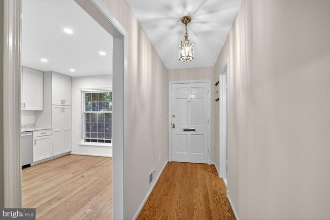 Photo - 4843 Sangamore Rd