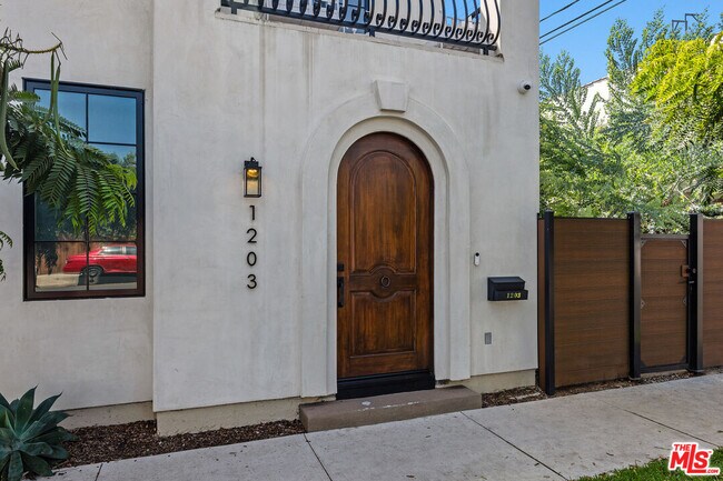 1203 N Vista St