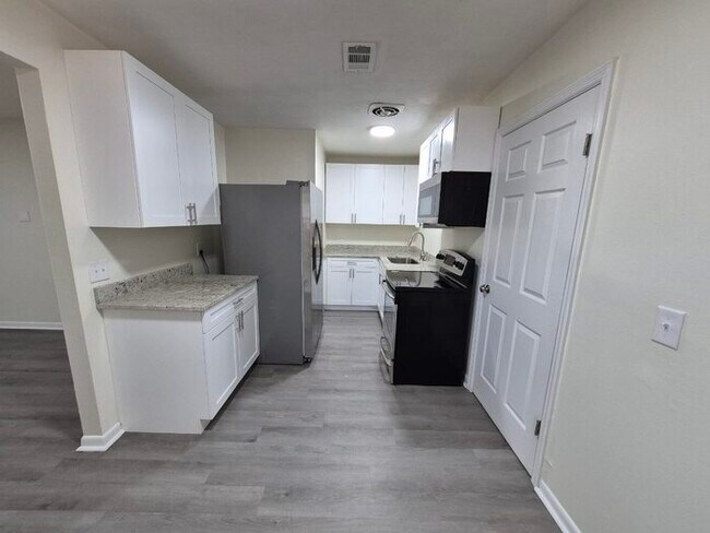 Cozy 3 Bedroom Home With Spacious Yard