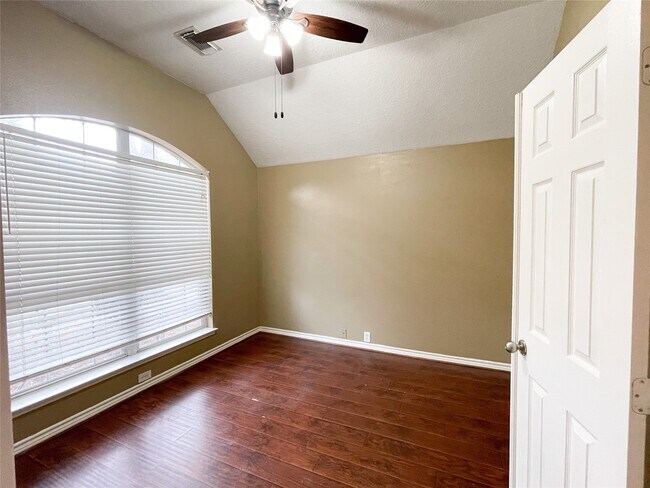 Photo - 4914 Surrey Park Cir