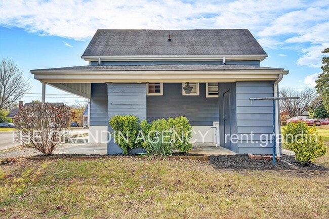 Photo - 3203 Roundhill Ave NW