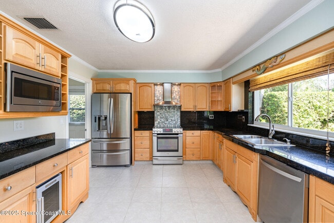 Photo - 190 Harwood Ave