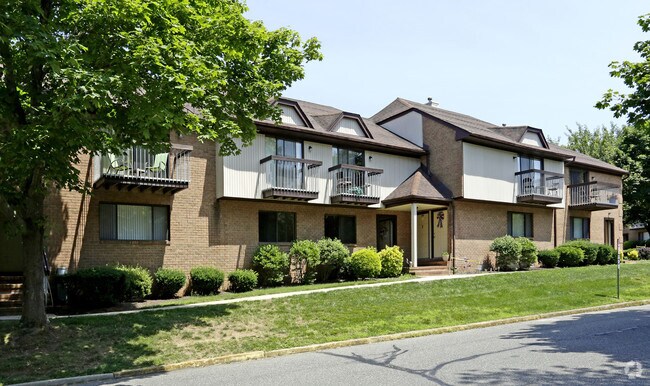 KNOLLWOOD GARDENS/ NO PETS ALLOWED - KNOLLWOOD GARDENS/ NO PETS ALLOWED