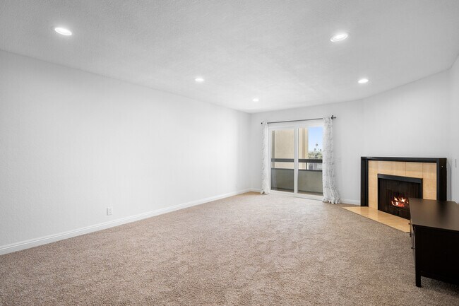 Photo - 460 Oak St Unit 318