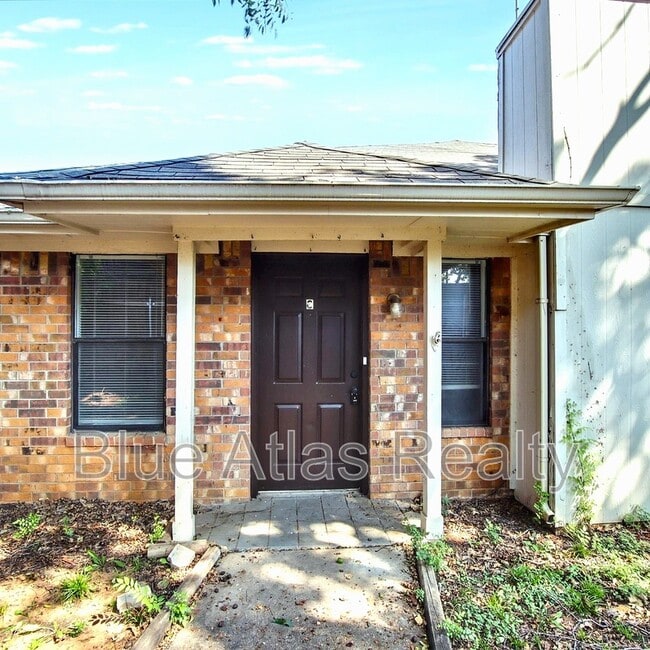 Building Photo - 916 Hilltop Dr Rental
