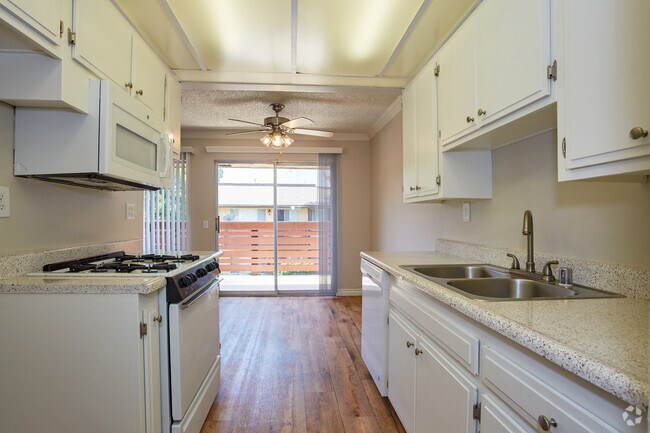 1BR, 1BA + Den 849 SF - Canyon Pines Apartments