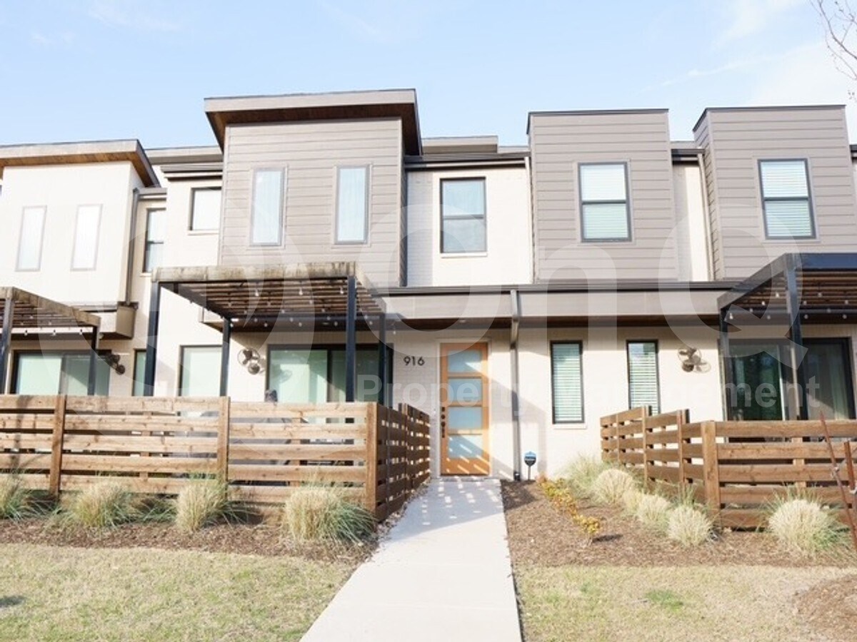 Photo - 916 Emerling Dr House
