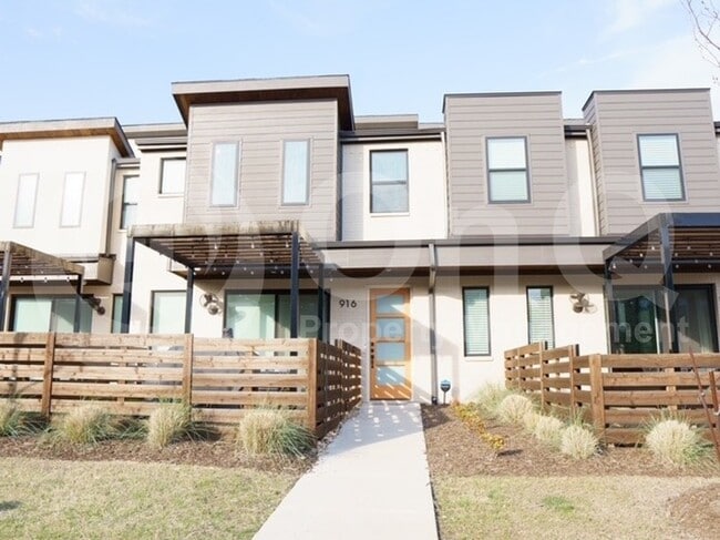 Building Photo - 916 Emerling Dr Rental