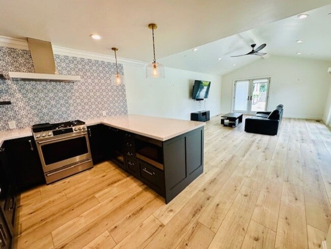 15590 Palos Verdes Dr