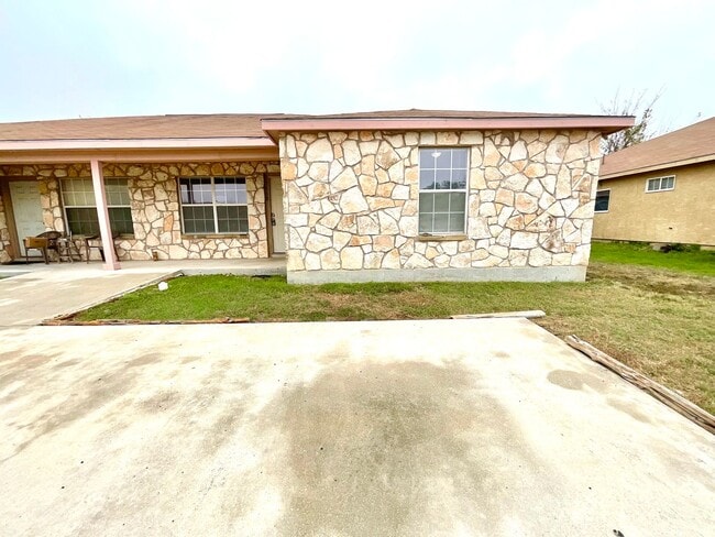 Building Photo - Charming 3-Bed, 2-Bath Home with Fenced Yard – Pet Friendly!