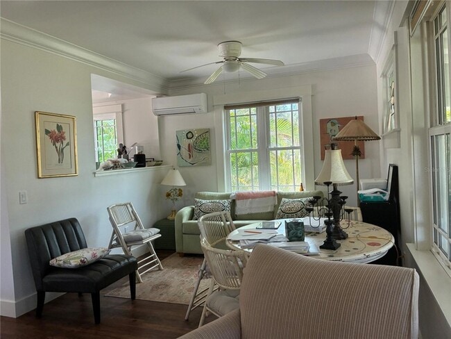 Photo - 385 W Cowles St