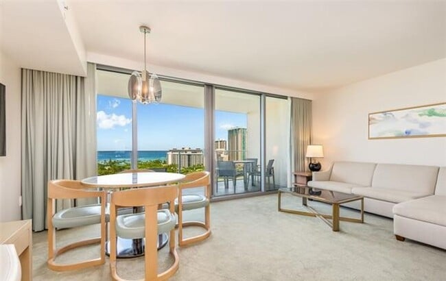 Building Photo - Rarely Available 1 BED / 1 BATH Long-term ... Rental