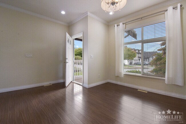 Photo - Stunning 5-Bed, 4-Bath Home with Dual Kitc... Unit House