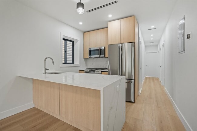 Photo - 31 W 46th St