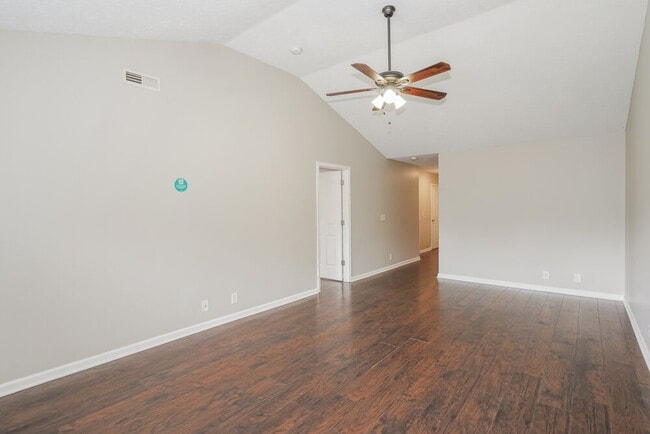 Photo - 601 Niagra Ln