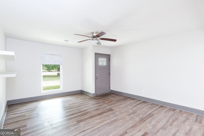 Photo - 657 Senoia Rd