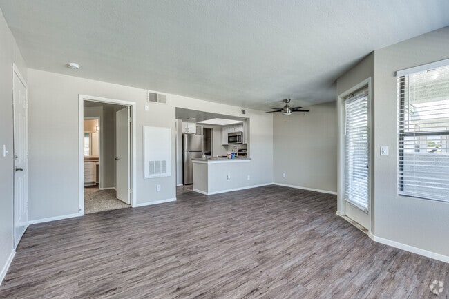 1 BR, 1 BA - 700 SF