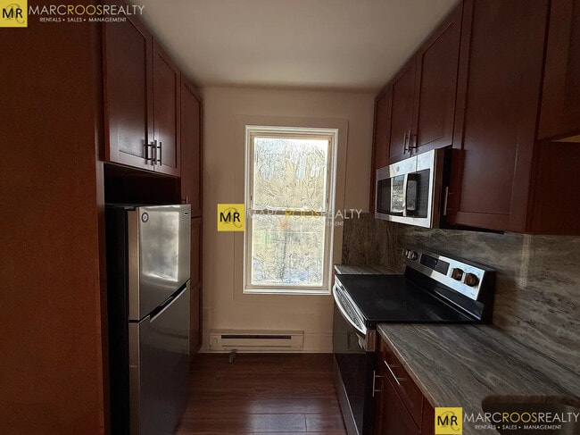 Photo - 682 Parker St