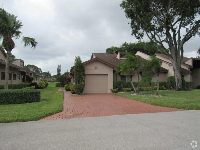 Building Photo - 4729 Fountains Dr S Rental