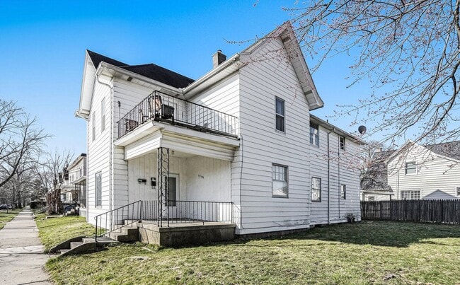 Building Photo - 1449 Quarry Ave NW Unit Apt 1