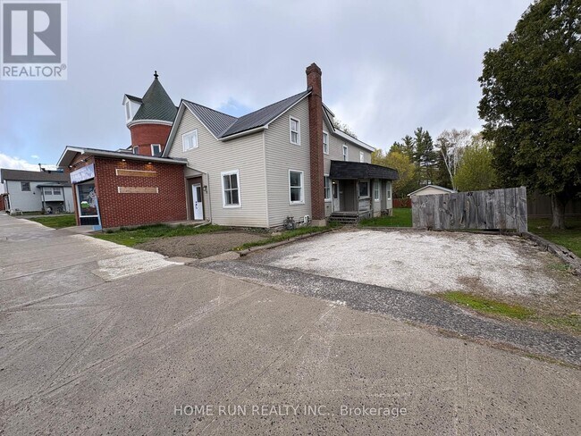 Photo - 47 Madawaska St