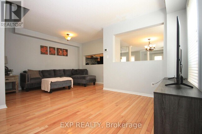 Photo - 1318 Mowat Ln