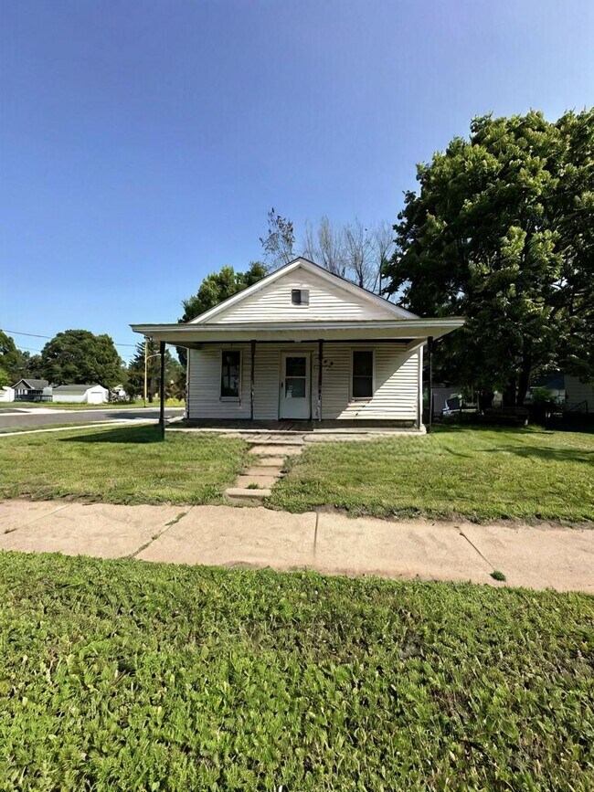 Building Photo - Amazing 3 Bed 1 Bath near UWEC! Available June 1st