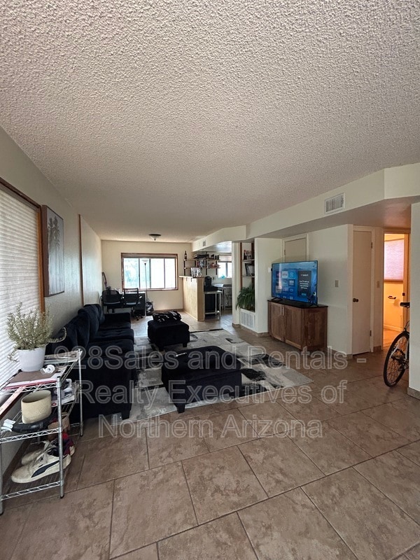 Photo - 823 W Birch Ave