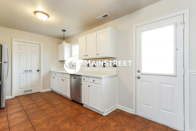 Photo - 3 Bedroom Pet-Friendly Home in SHEPHERDSVILLE, KY with Main Street Renewal