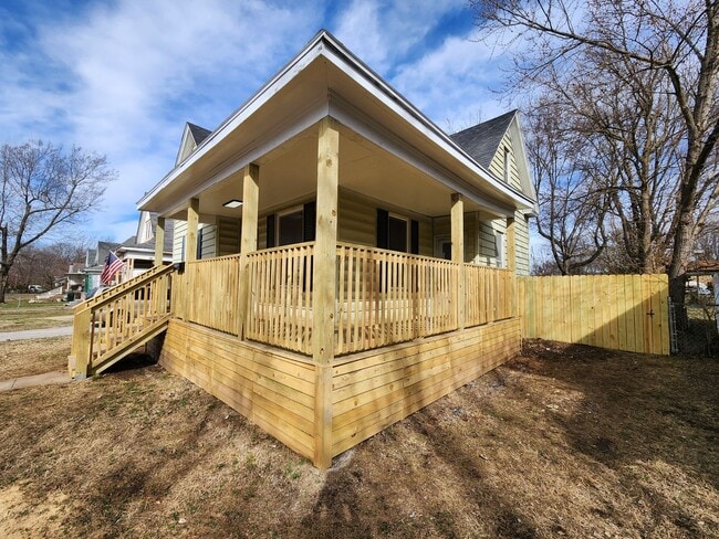 823 W Central St