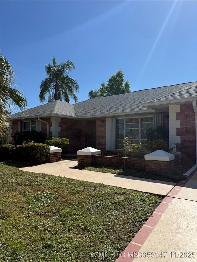 154 SE Selva Ct