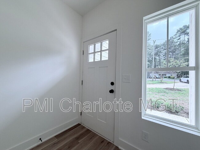 Photo - 7521 Lawyers Rd