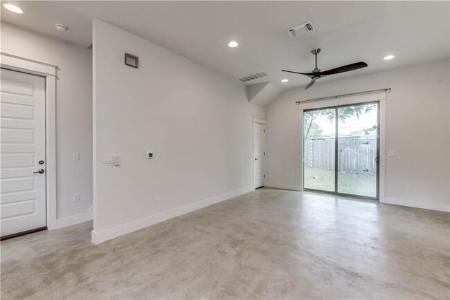 Photo - 8411 Bowling Green Dr Unit B