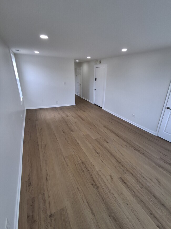 Photo - 471 W 26th St