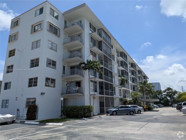 Building Photo - 1750 NE 115th St Unit 605 Rental