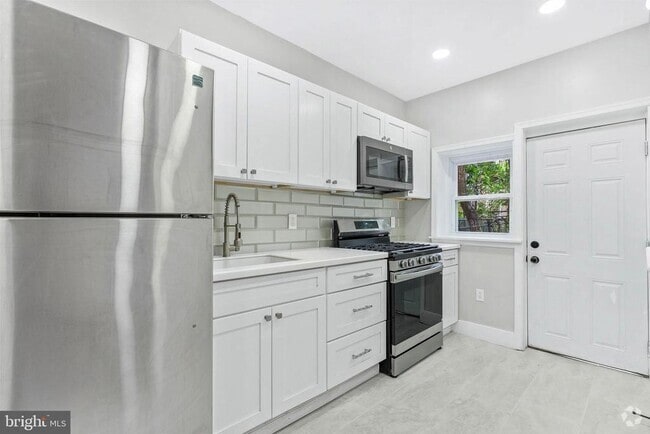 Building Photo - 6414 N Norwood St Rental