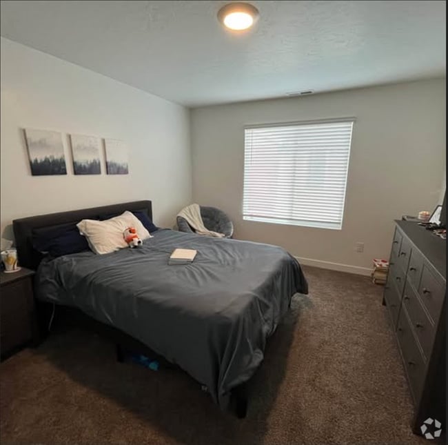 Building Photo - 368 N Passage Ct Unit Upstairs Large Room Rental
