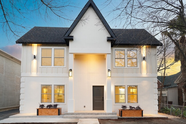 Building Photo - 1644 W Mistletoe Ave