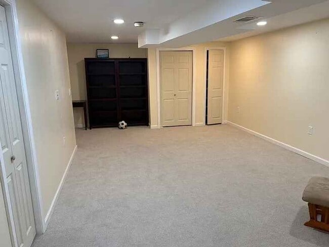 Building Photo - Beautifully remodeled 3 bedroom, 3.5 bathr... Rental