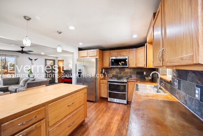 Building Photo - 4-Bed/2-Bath House Charming Home with Fenced Yard/ Available Now!