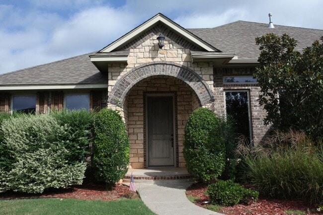 Building Photo - Home in Gated Community also In Deer Creek...