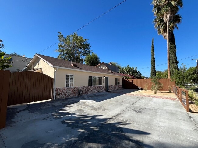 Photo - Valley Village 3+1 w/bonus room, all appli...