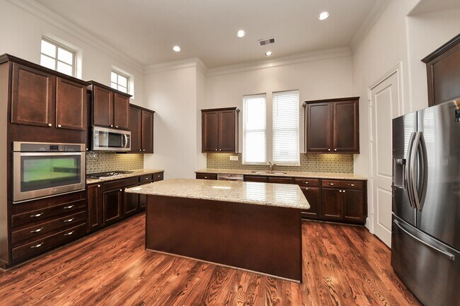 Photo - 2061 Fannin Station N