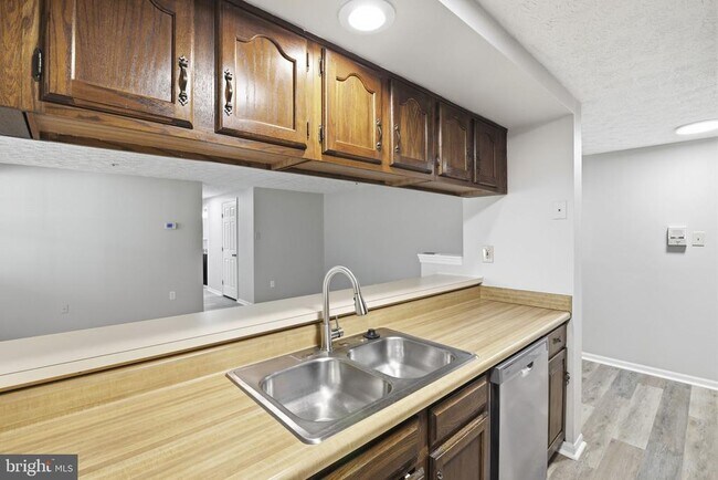 Photo - 907 Woodbridge Ct Unit C