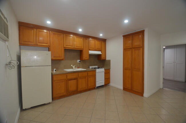 Photo - 19201 Strathern St