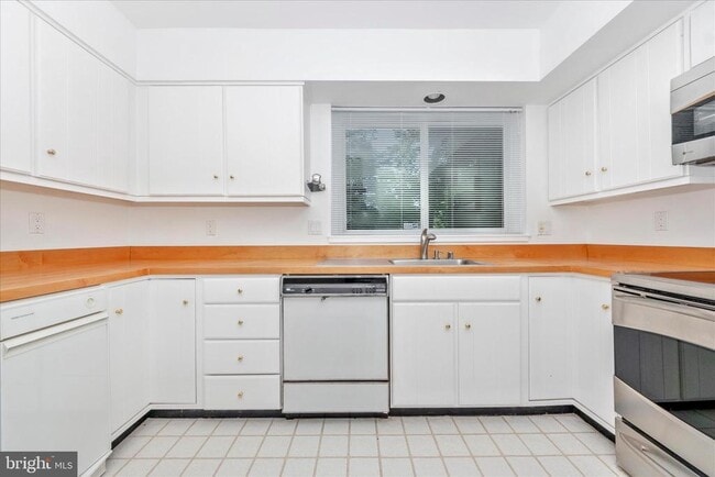 Photo - 5 President Point Dr Unit A1