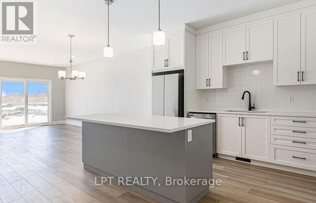 Photo - 826 Namur St